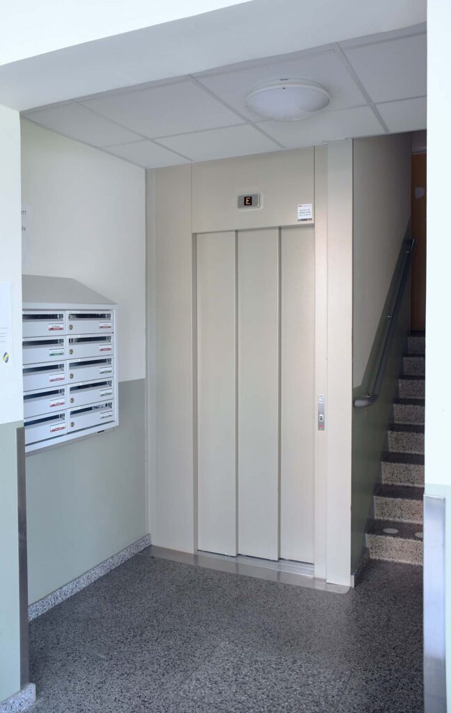 Closed automatic lift doors